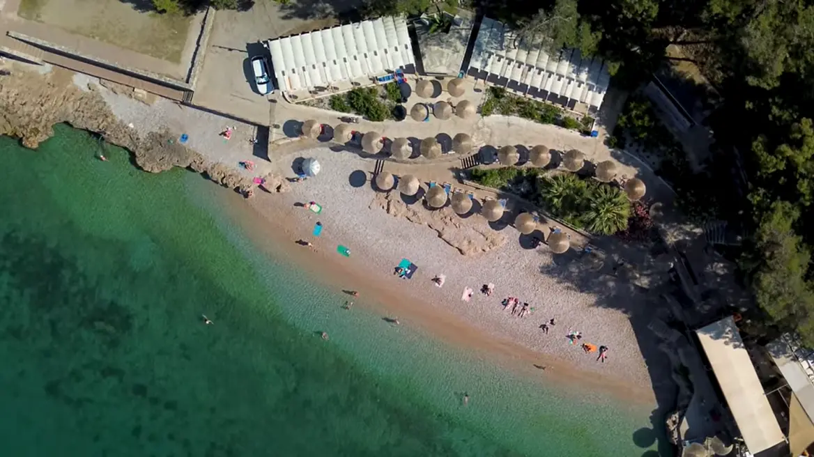 Πελοπόννησος: Η παραλία με τα γαλαζοπράσινα νερά σε απόσταση δύο ωρών από την Αθήνα - Δείτε βίντεο