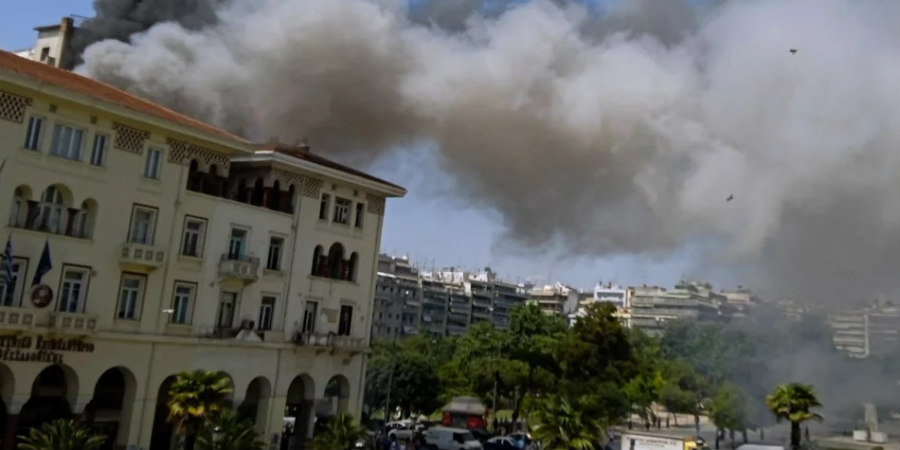 Πανικός από μεγάλη φωτιά στη Θεσσαλονίκη: Επιχείρηση απομάκρυνσης μαθητών - Συγκλονίζουν εικόνες εγκλωβισμένων
