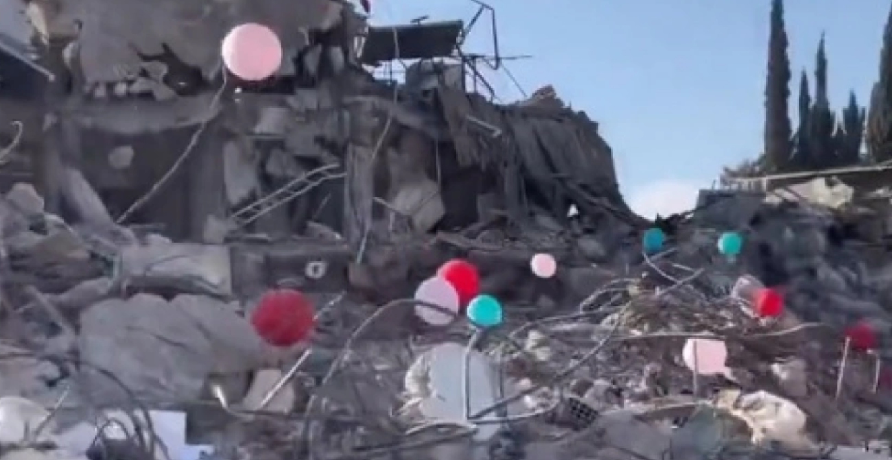 Συγκινητικό βίντεο από την Τουρκία: Κρέμασαν μπαλόνια στα συντρίμμια για τα παιδιά που χάθηκαν