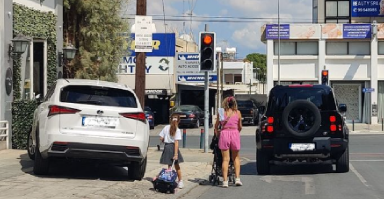 Πάρκαρε στο πεζοδρόμιο: Ανάγκασε μαθήτρια και μητέρα με καροτσάκι να περπατήσουν στο δρόμο - Φωτογραφία