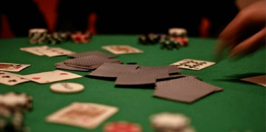 ΛΕΥΚΩΣΙΑ: Στο πόκερ δεν κέρδισε κανείς- Μπούκαρε η Αστυνομια παρέλαβε τα χρήματα και παρέδωσε πρόστιμα 