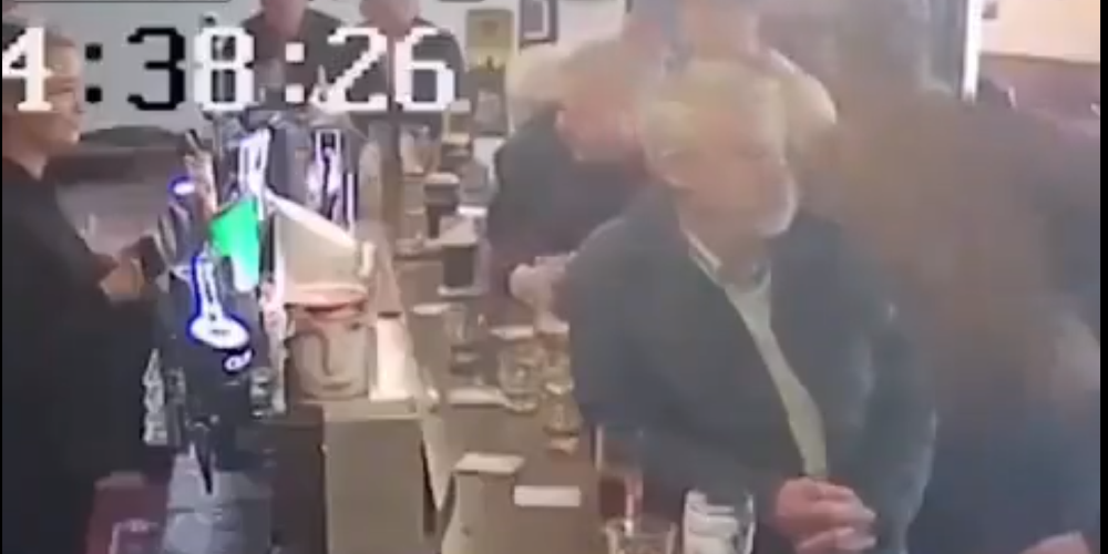 Επαγγελματίας παλαιστής έριξε μπουνιά σε ηλικιωμένο – Αρνήθηκε να δοκιμάσει το ουίσκι του – VIDEO