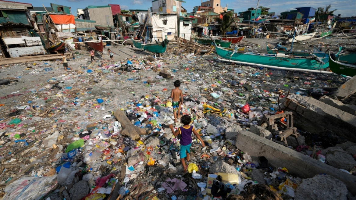 Ο απολογισμός των θυμάτων του τυφώνα Καλμάγκι στις Φιλιππίνες φθάνει τους 140 νεκρούς και 127 αγνοούμενους