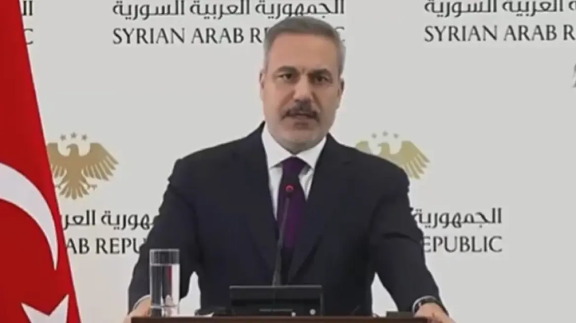 VIDEO - Απρόοπτο σε συνέντευξη τύπου του Φιντάν στη Συρία: Διέκοψαν άρον-άρον τις δηλώσεις του