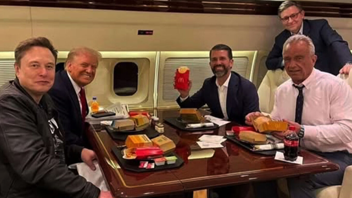 Στοίβες τα κουτιά από fast food στο αεροπλάνο του Τραμπ, λέει ο Κένεντι: «Φοβάται μην πάθει τροφική δηλητηρίαση»