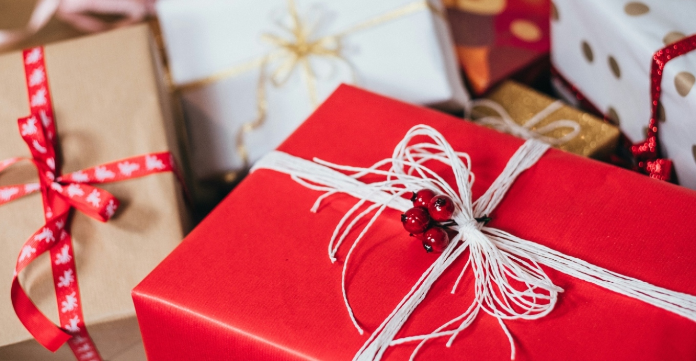 Τραγικός... Δεν θα πιστέψετε τι δώρα έκανε σε συνάδελφο στο Secret Santa - Οι φωτογραφίες που  προκάλεσαν σωρεία αντιδράσεων