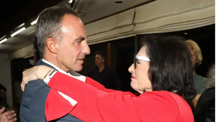 VIDEO: Η Νάνα Μούσχουρη, στα 92 της, τραγουδά με τον Νίκο Αλιάγα και συγκινεί το κοινό