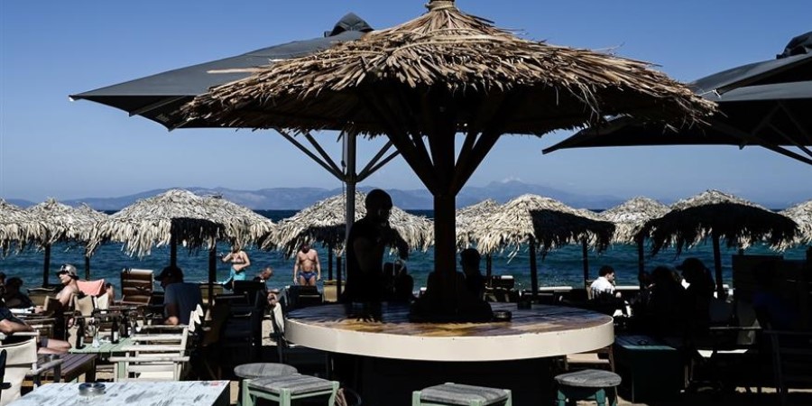 Ταξιδεύετε στην Ελλάδα; Ακριβή η βουτιά στην Αττική: Έως και 50 ευρώ το σετ της ξαπλώστρας και... με κράτηση