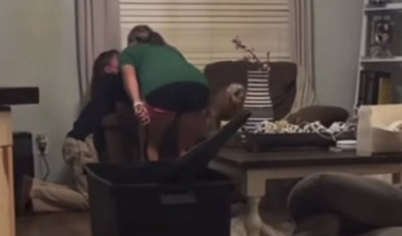 Οργή για βίντεο με «δασκάλα της χρονιάς» να χτυπάει 22 φορές με ζώνη τον γιο της επειδή δεν έκανε τις δουλειές που του είπε