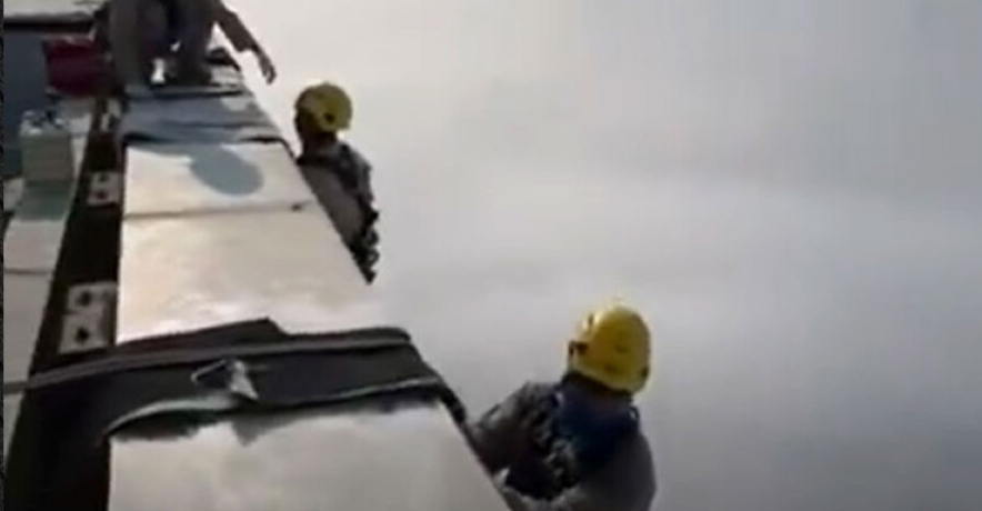 Κρεμασμένοι στα 828 μέτρα: Εργάτες από το Νεπάλ καθαρίζουν το ψηλότερο κτίριο του κόσμου στο Ντουμπάι σε βίντεο που κόβει την ανάσα