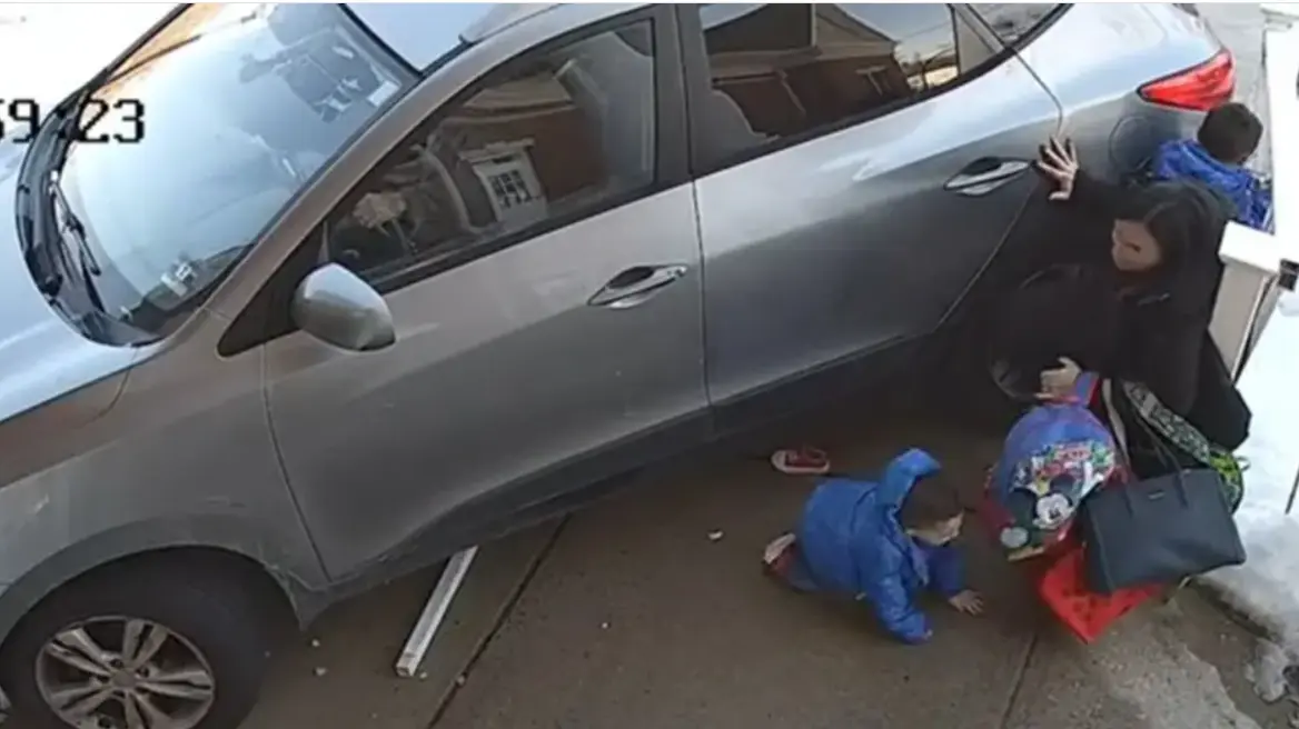 Σοκαριστικό βίντεο: Στιγμές τρόμου για μητέρα και δύο παιδιά - Μεθυσμένη οδηγός έπεσε πάνω τους έξω από νηπιαγωγείο στο Νιού Τζέρσεϊ