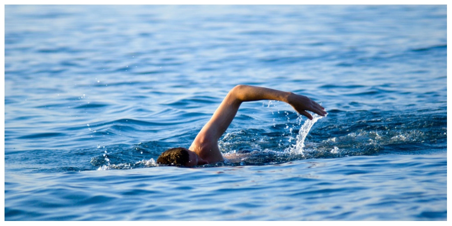 Κράμπα στην θάλασσα: Τι κάνουμε αν μας συμβεί όταν κολυμπάμε