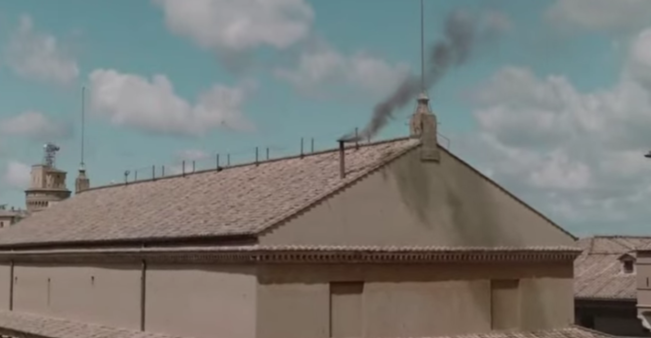 Video: Μαύρος καπνός ξανά από την Καπέλα Σιστίνα του Βατικανού, δεν βγήκε Πάπας