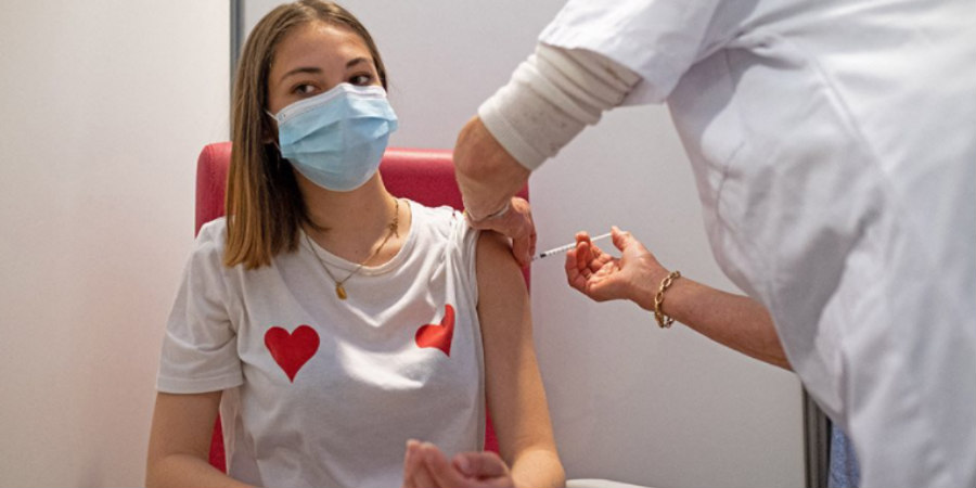 Κορωνοϊός: Τέσσερις λόγοι που μπορεί να νοσήσετε μετά τον πλήρη εμβολιασμό