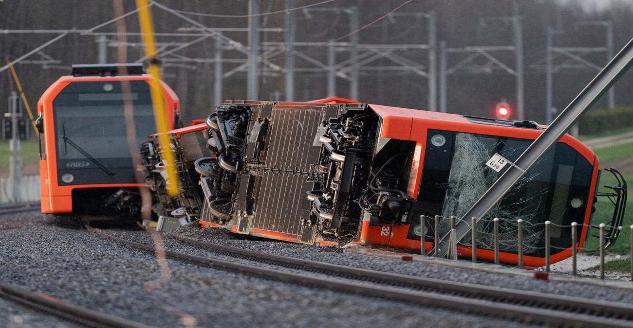 Ελβετία: Τουλάχιστον δώδεκα τραυματίες από τον εκτροχιασμό των δύο τρένων