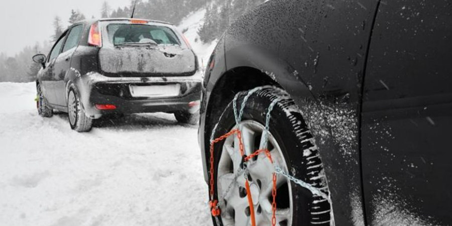 ΤΡΟΟΔΟΣ: Όχημα ανατράπηκε και κατέληξε σε χαντάκι - Εγκλωβίστηκαν οδηγοί στα χιόνια 