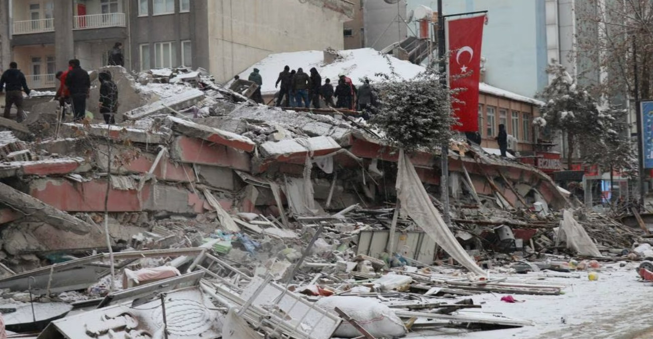 Πάνω από 1.300 νεκροί από τον σεισμό στην Τουρκία - Δείτε συγκλονιστικά βίντεο