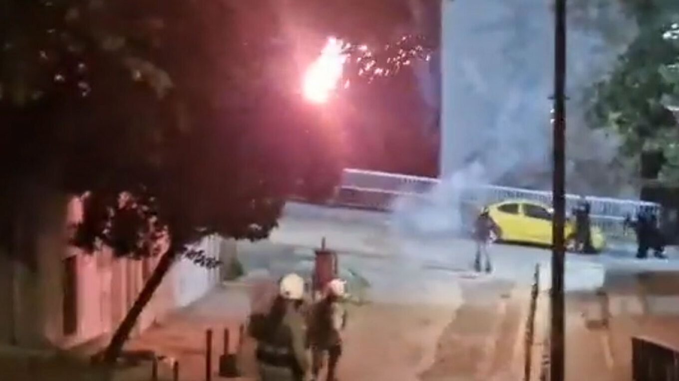 Επεισόδια σε Θεσσαλονίκη και Μενίδι - Πορείες αναρχικών και Ρομά για τον θάνατο του 17χρονου (βίντεο και φωτογραφίες)