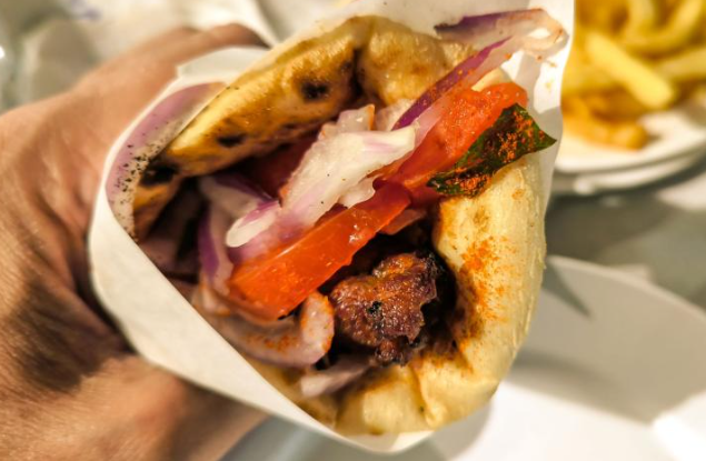 Από το φθηνό γεύμα στην ακρίβεια: Το σουβλάκι αποκαλύπτει τι πληρώνουμε τελικά - Τι κρύβεται πίσω από την τιμή του