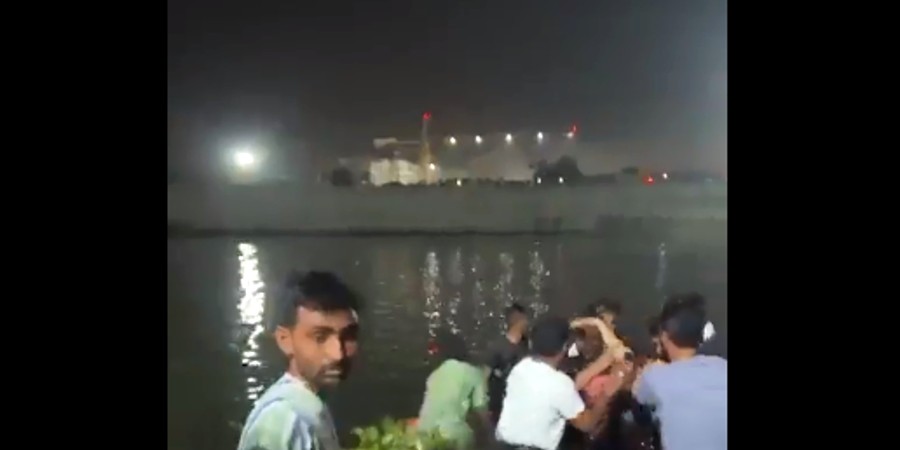 Τρόμος στην Ινδία - Κατέρρευσε γέφυρα σε ποταμό – Αναφορές για δεκάδες νεκρούς και τραυματίες - Βίντεο