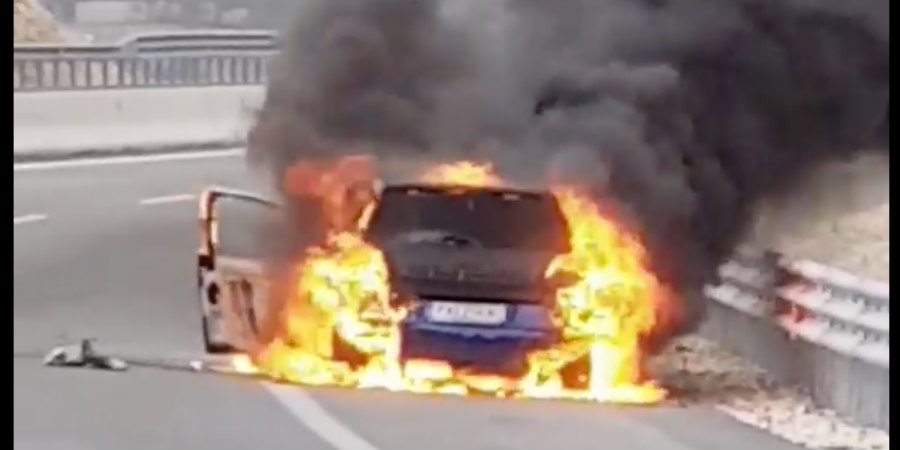 Α/ΔΡΟΜΟΣ: Φωτιά σε όχημα με το 'καλημέρα' - Έκλεισε η λωρίδα κυκλοφορίας 