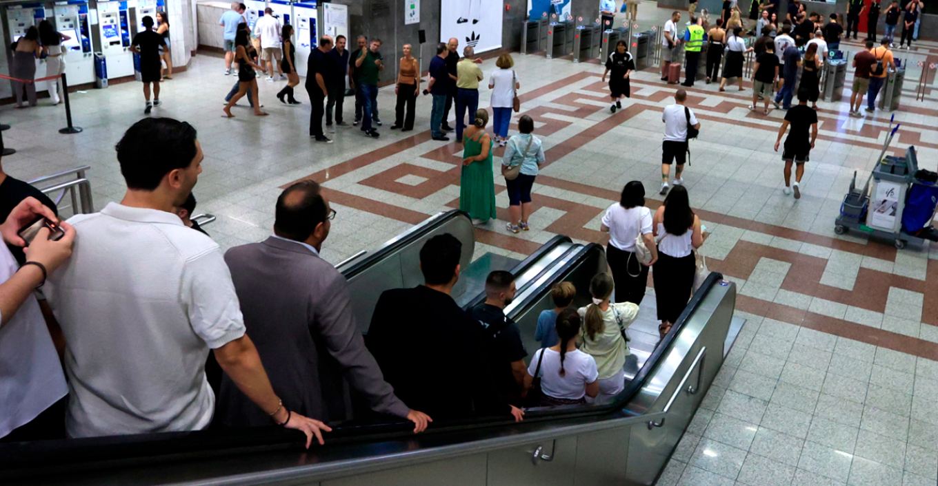 Μετρό Αθήνας: Χιλιάδες επιβάτες «αγκάλιασαν» την πρεμιέρα της 24ωρης λειτουργίας - «Οι νέοι θα γυρίζουν με ασφάλεια στο σπίτι τους»