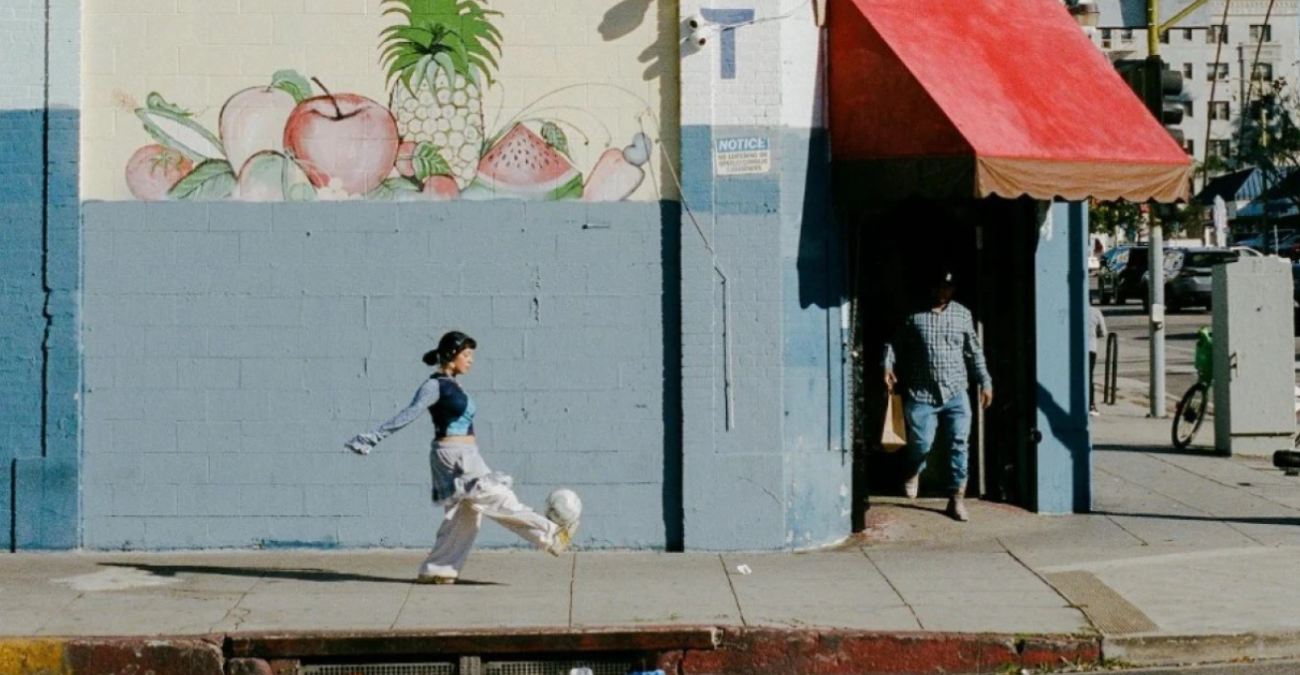 Την λένε Τζανέλα και με τη μπάλα στα πόδια κάνει… θαύματα - Το ταλέντο της έγινε ντοκιμαντέρ (ΒΙΝΤΕΟ)