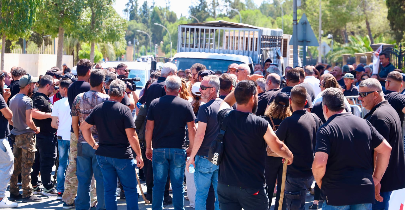 Έξω από το Προεδρικό οι κτηνοτρόφοι - Περιμένουν αν θα τους δεχθεί ο Πρόεδρος