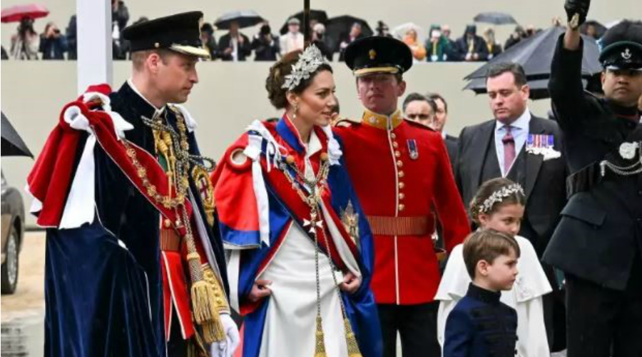 Πρίγκιπας William – Kate Middleton: Υπέρλαμπροι έφτασαν στην τελετή στέψης – Τα παιδιά τους έκλεψαν τις εντυπώσεις