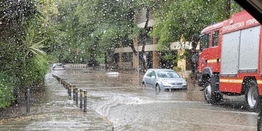 Εγκλωβίστηκαν οδηγοί από τις έντονες βροχοπτώσεις – Σώθηκαν από την Πυροσβεστική που άνοιξε τους οχετούς