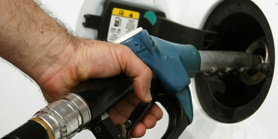 Παραμένει στα ύψη η τιμή της βενζίνης – Δείτε τα πιο φθηνά πρατήρια σε όλες τις επαρχίες