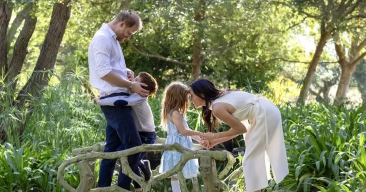 Βίντεο: Η Πριγκίπισσα Lilibet μαγειρεύει με τη Meghan Markle στην κουζίνα του νέου τους σπιτιού στη Βρετανία
