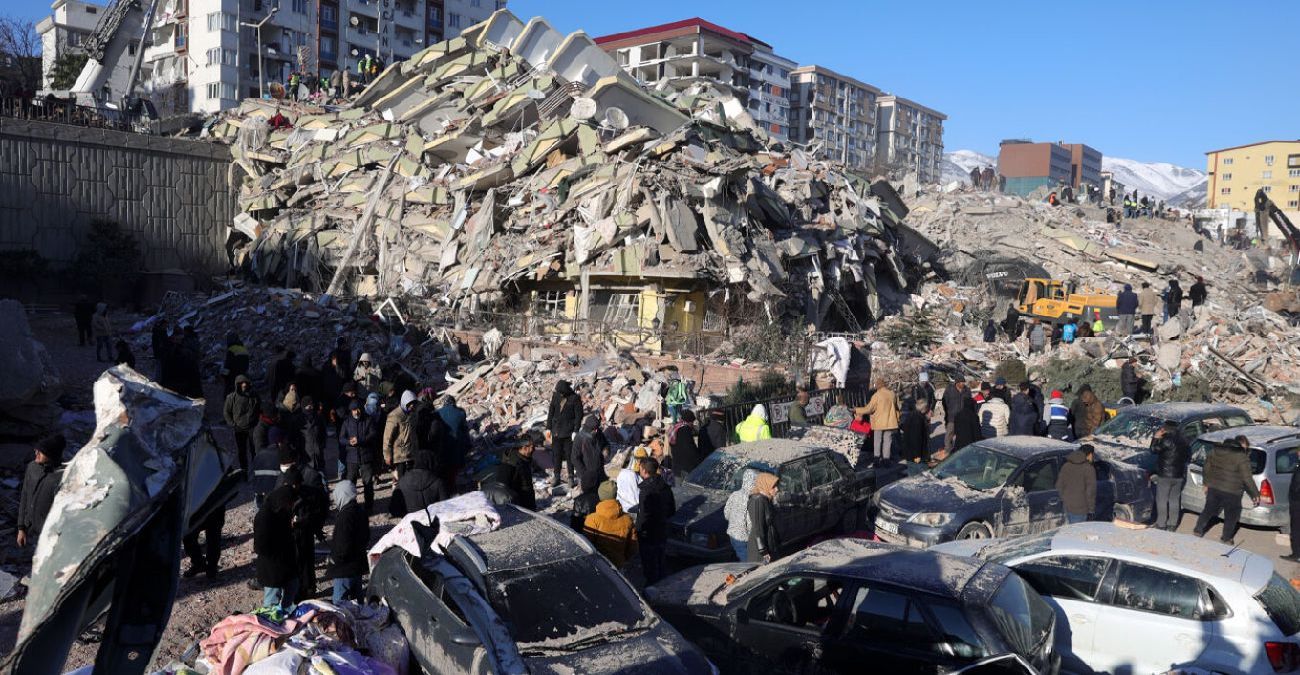 Ανεβαίνει ο αριθμός των νεκρών τ/κ από τον φονικό σεισμό - Κηδεύτηκε ακόμη ένας