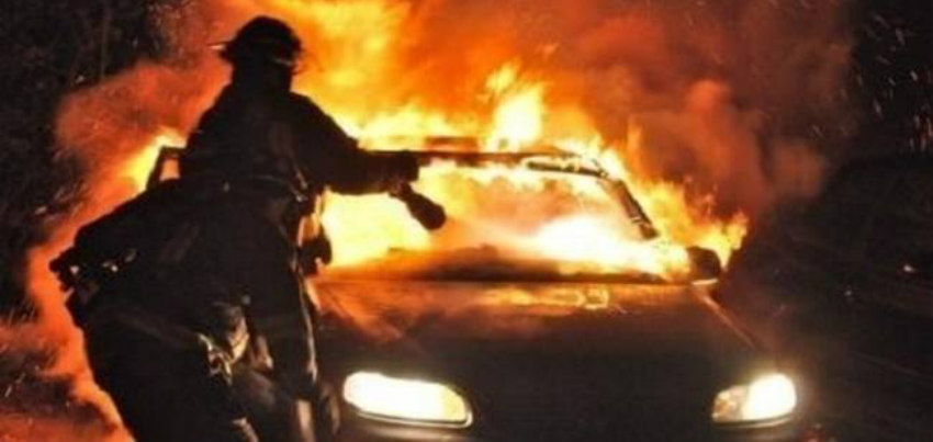 ΛΕΥΚΩΣΙΑ: Στις φλόγες τυλίχθηκε γκαράζ αυτοκινήτων- Καταστράφηκαν δύο οχήματα- Ζημιές και σε τρίτο