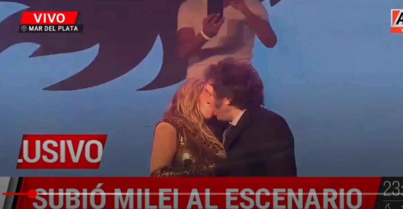 Viral το καυτό φιλί του προέδρου της Αργεντινής Χαβιέρ Μιλέι με την σύντροφό του - Δείτε βίντεο