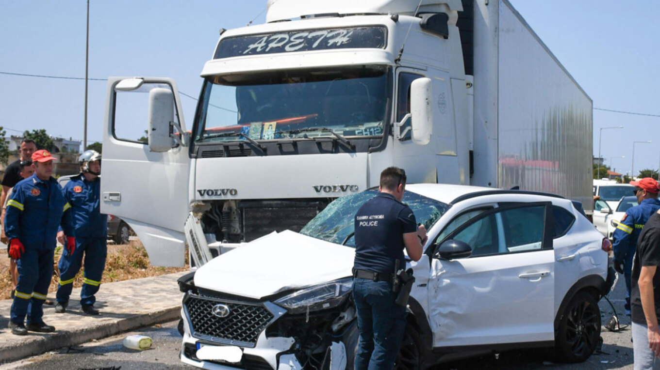 Σοκαριστικό τροχαίο στην Πρέβεζα: Φορτηγό έπεσε πάνω σε 3 οχήματα - 8 τραυματίες, ανάμεσά τους παιδιά