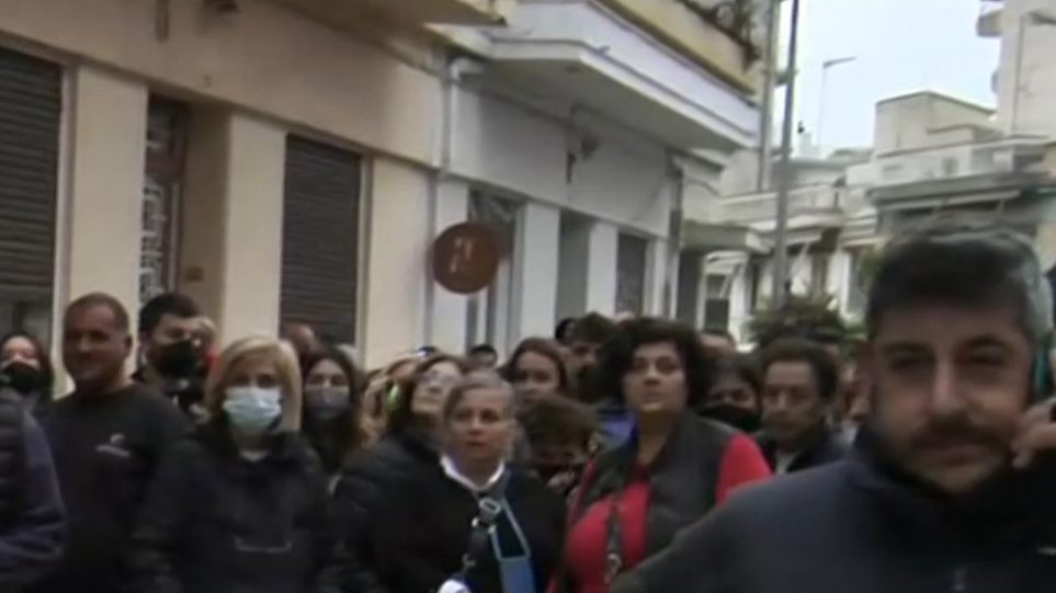  Κόσμος έχει συγκεντρωθεί έξω από το σπίτι της Ρούλας Πισπιρίγκου - Συνελήφθη από την Αστυνομία 