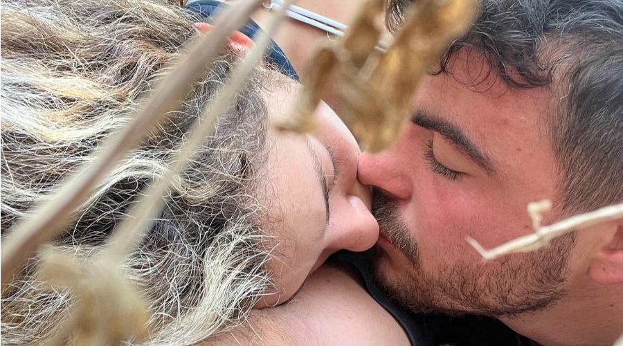 Η συγκλονιστική στιγμή ζευγαριού που ανταλλάζει φιλί ενώ δέχεται πυρά από τη Χαμάς σε πάρτι στο Ισραήλ