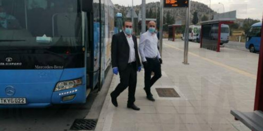 Kατευθυντήριες οδηγίες για μάσκα: Υποχρεωτική η χρήση της στις δημόσιες μεταφορές και στα μαθήματα οδήγησης 