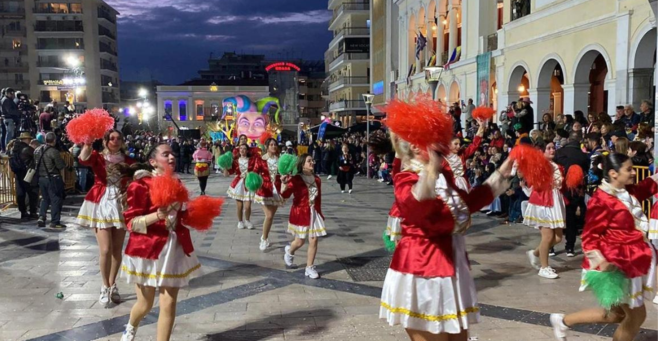 Πατρινό καρναβάλι: Χορός και θέαμα στη νυχτερινή παρέλαση του Σαββάτου - Δείτε live