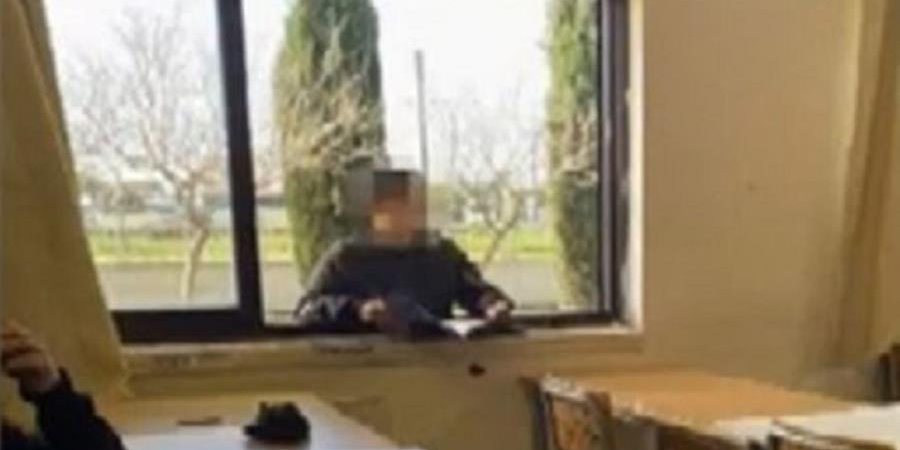 Μαθητής στη Λάρνακα αρνείται να υποβληθεί σε τεστ και παρακολουθεί το μάθημα από το παράθυρο -ΦΩΤΟΓΡΑΦΙΑ
