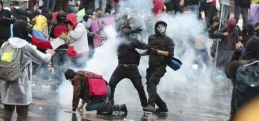ΚΟΛΟΜΒΙΑ: Κολομβία: 8 νεκροί σε ταραχές μετά τον θάνατο άνδρα κατά τη σύλληψή του 