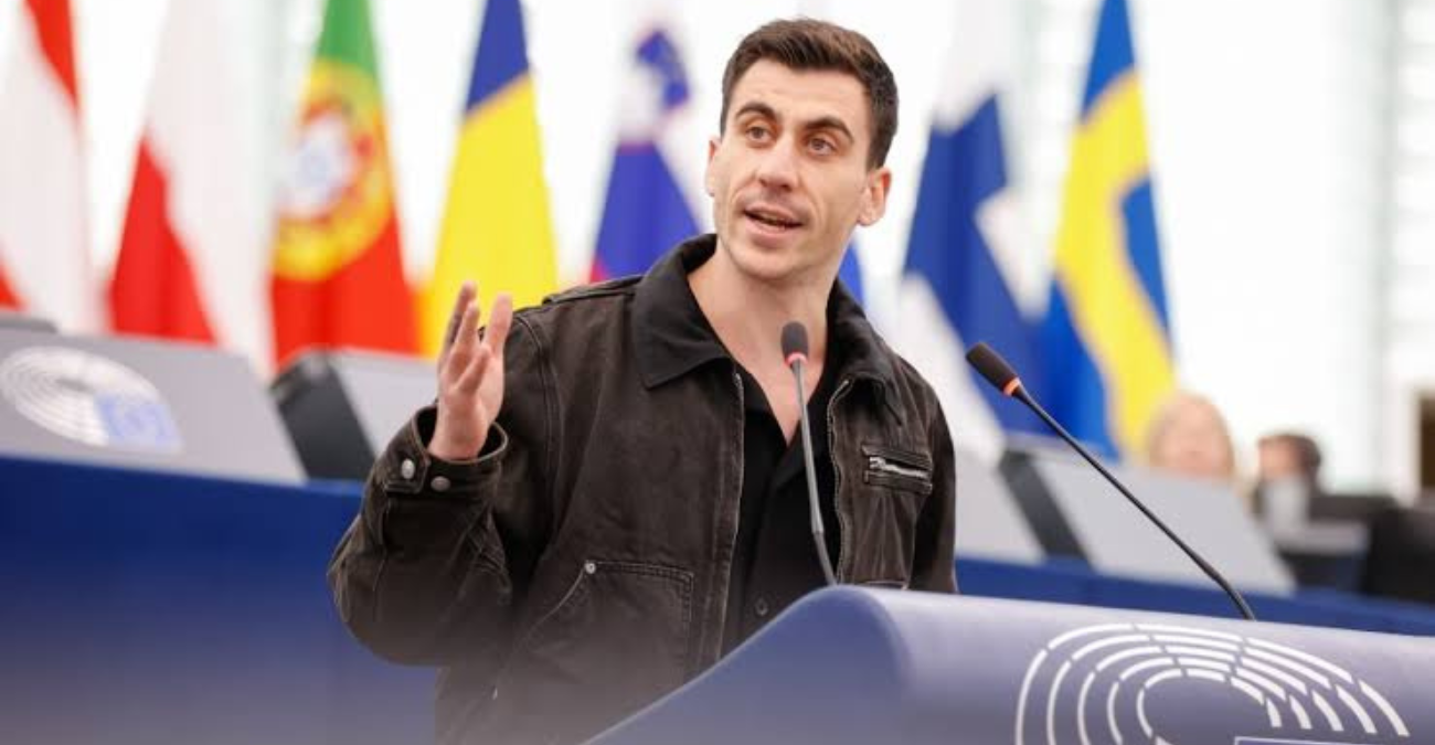 «Ασέβεια ακόμη και στους νεκρούς ήρωες» – Σάλος με την εμφάνιση του Φειδία στην εκδήλωση Ισαάκ–Σολωμού - Φωτογραφίες