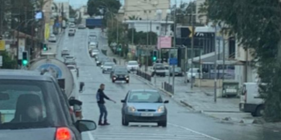 Απίστευτο: Πάρκαρε κύριος μέσα στη μέση του δρόμου και έφυγε - Έδειξε και πάλι την αναισθησία του ο Κύπριος