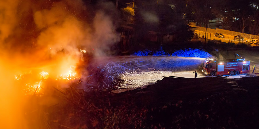 ΠΑΦΟΣ: 'Παραδόθηκαν' στις φλόγες σωροί ελαστικών 