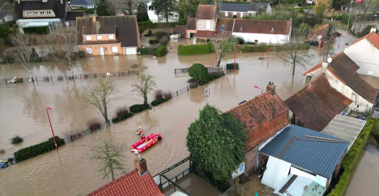 Κινητοποίηση των αρχών λόγω υπερχείλισης ποταμού και πλημμυρών στην Αγγλία