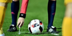 Κύπρος: Ποδοσφαιριστής είπε σε οπαδό «βγάλε το σκασμό» και έπιασε από το λαιμό τον διαιτητή!