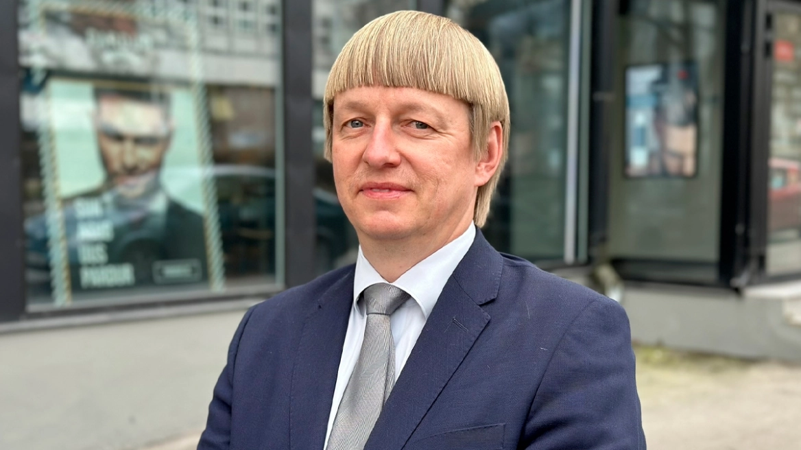 «Νόμιζα ότι ήταν εικόνα από τεχνητή νοημοσύνη»: Εσθονός πολιτικός έγινε viral για το ιδιαίτερο μαλλί του που θυμίζει... Playmobil