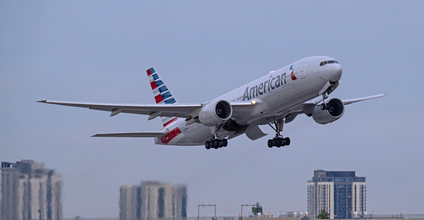 «Μας κατέβασαν από την πτήση και μας ταπείνωσαν» - Τρεις επιβάτες μηνύουν την American Airlines