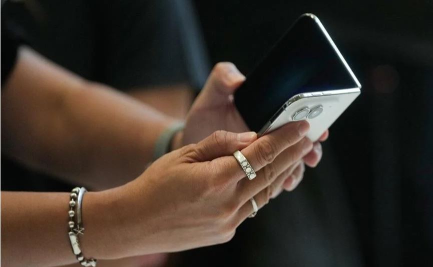 VIDEO - Apple: Ραγίζουν οι οθόνες στο νέο iPhone Duo μετά από λίγα ανοίγματα